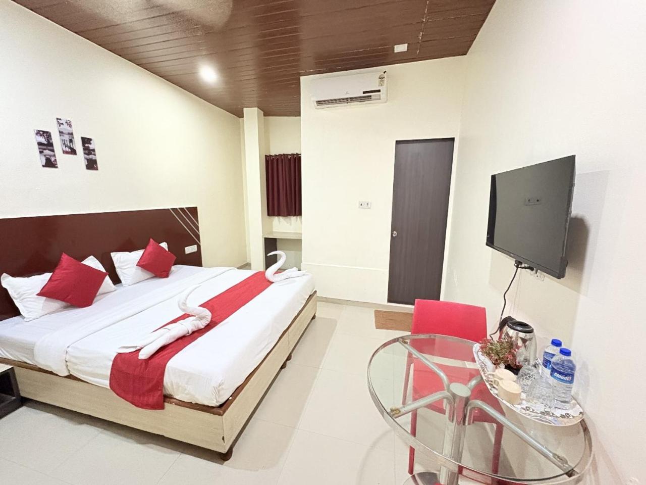Hotel Kailash Park- Near International Airport 뭄바이 외부 사진