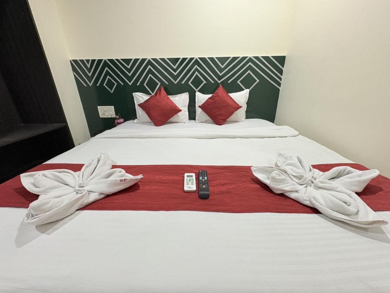 Hotel Kailash Park- Near International Airport 뭄바이 외부 사진
