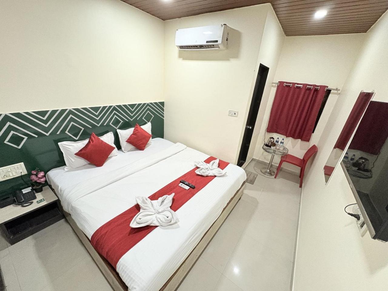 Hotel Kailash Park- Near International Airport 뭄바이 외부 사진